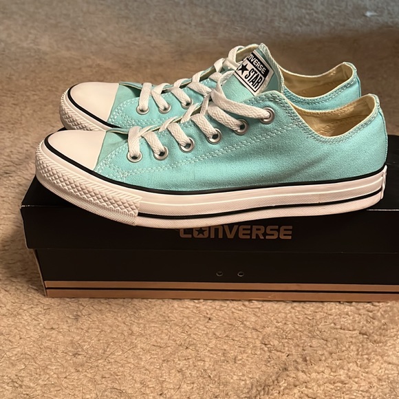 Women’s Converse - Picture 3 of 4